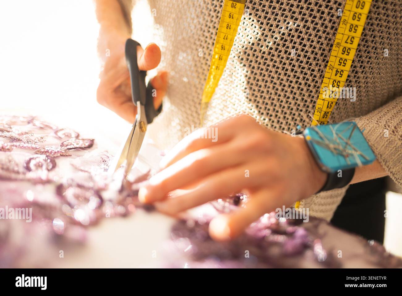 Tessuti per il taglio delle mani su misura per il design alla moda Foto Stock