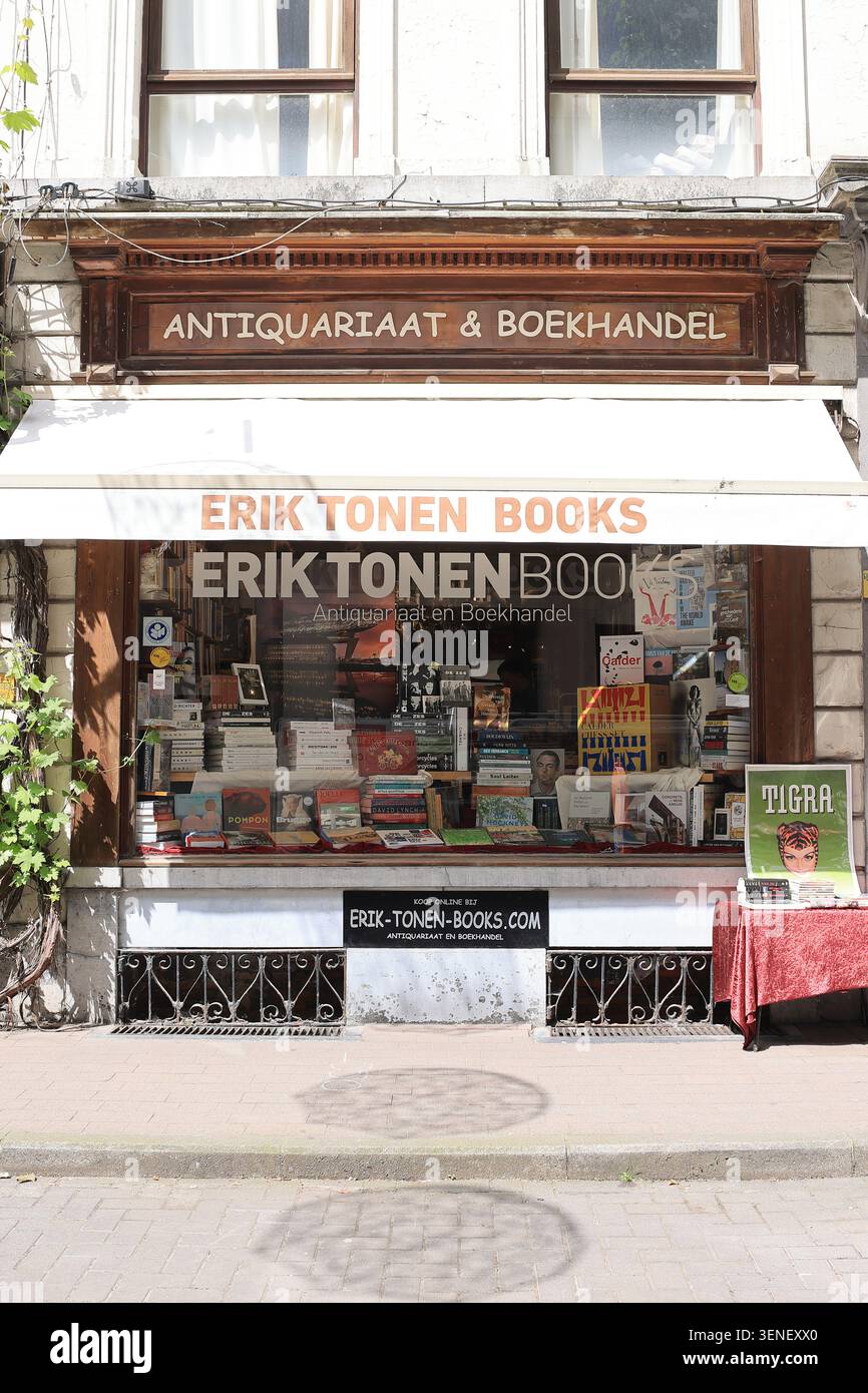 Kloosterstraat ad Anversa, la via del vintage e del design, con negozi di antiquariato e libri, caffetterie e caffetterie alla moda, Belgio. Foto Stock