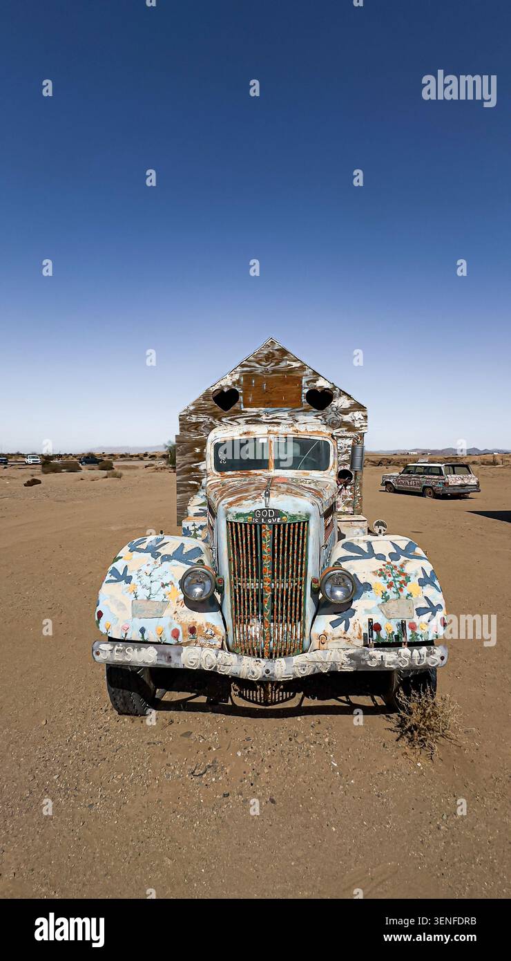 California, USA, 30 settembre 2024, camion decorato al Salvation Mountain Foto Stock