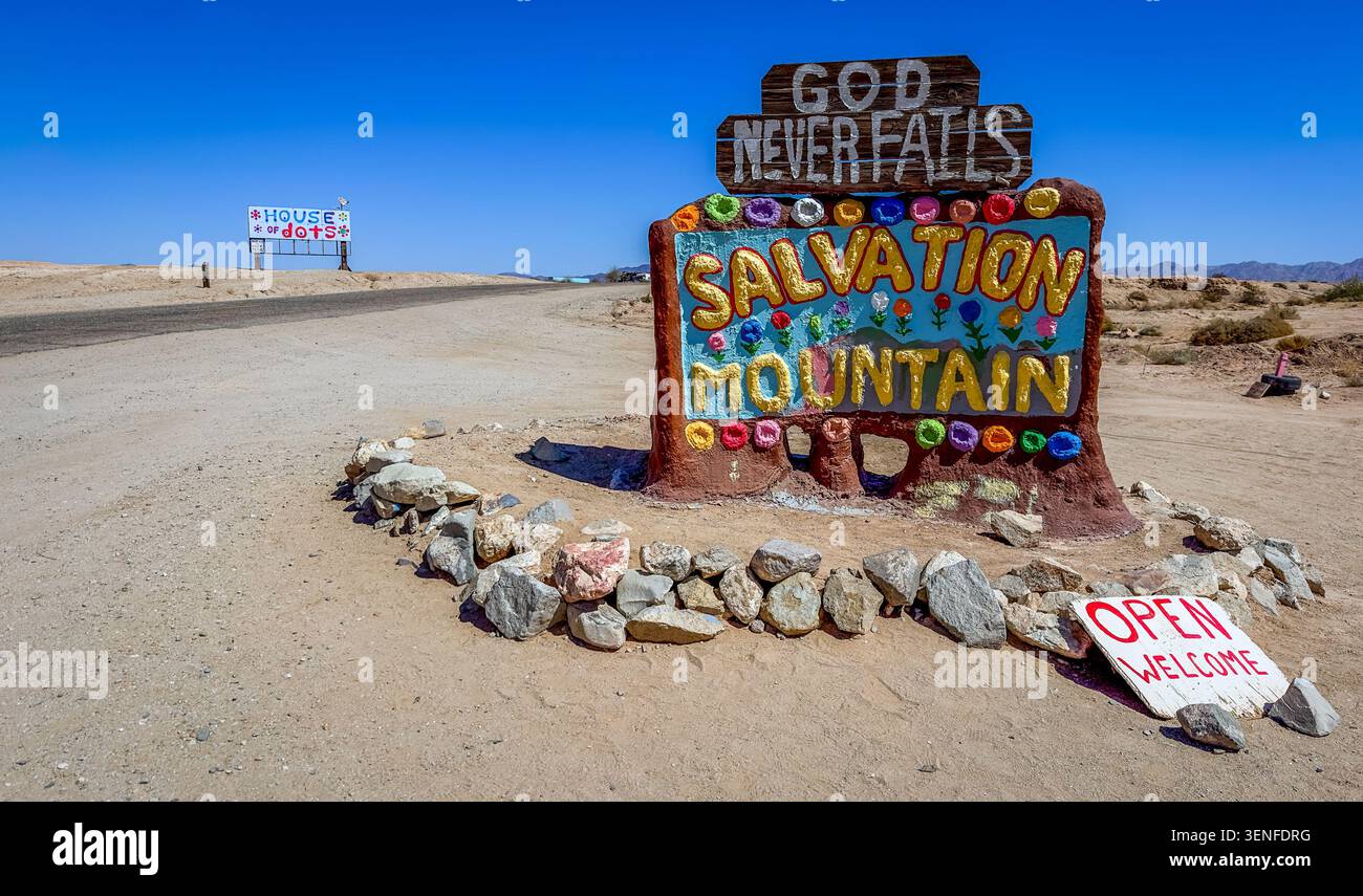 California, USA, 30 settembre 2024, cartello per il Monte della Salvezza, una collina nel deserto vicino alla comunità di Slab City Foto Stock