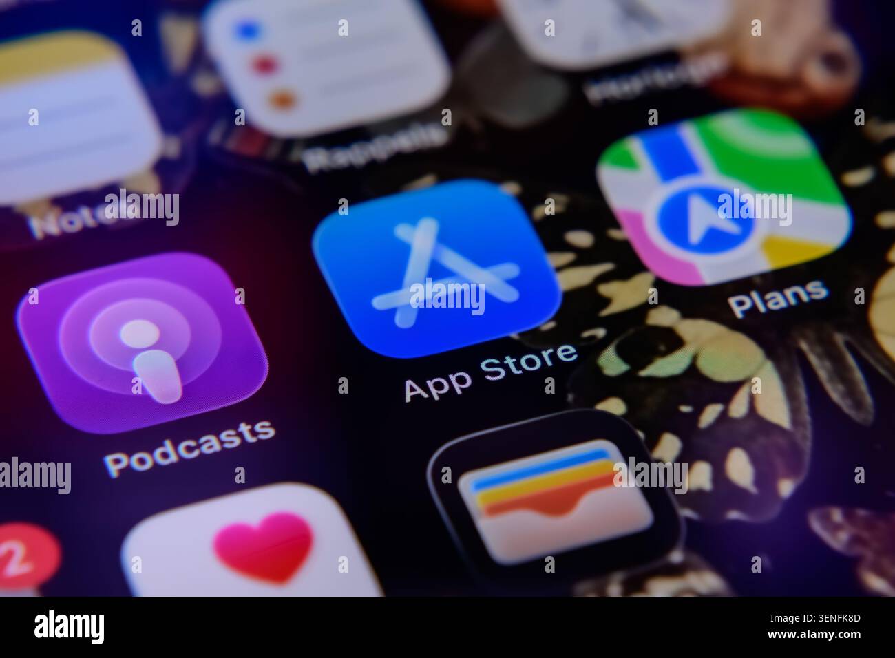 Parigi, Francia - 11 giugno 2026: Vista ravvicinata dell'icona dell'App Store sullo schermo di uno smartphone. Foto Stock
