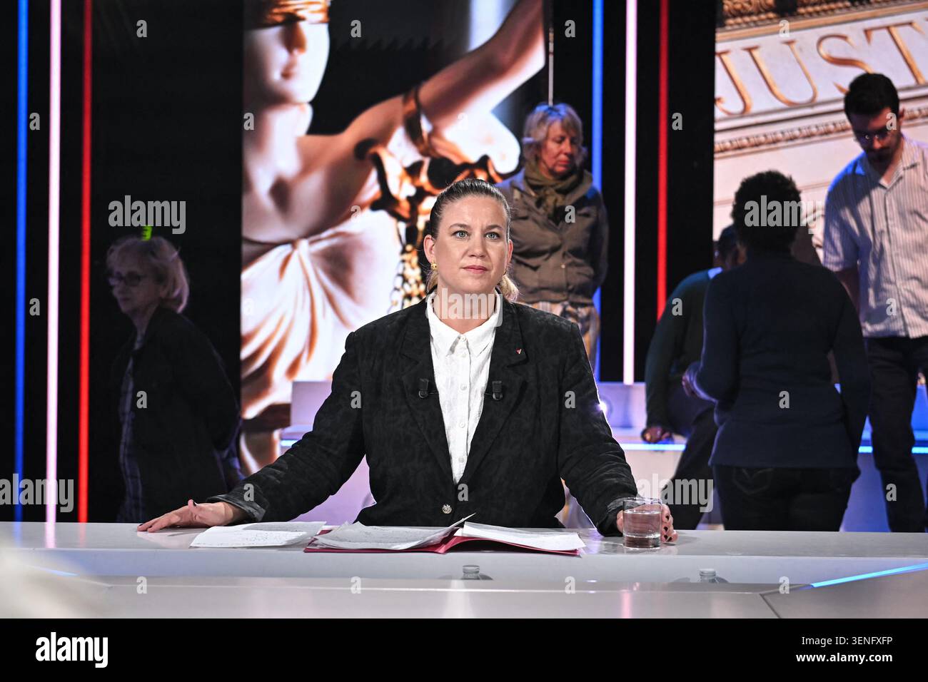 Parigi, Francia. 10 giugno 2026. Presidente de la France Insoumise - Nouveau Front Populaire gruppo parlamentare Mathilde Panot presente al News Special TV Show le Forum BFMTV - Autorite, giustizia: Quelles reponse au fiasco? A Parigi, in Francia, il 10 giugno 2026. Foto di Firas Abdullah/ABACAPRESS.COM credito: Abaca Press/Alamy Live News Foto Stock