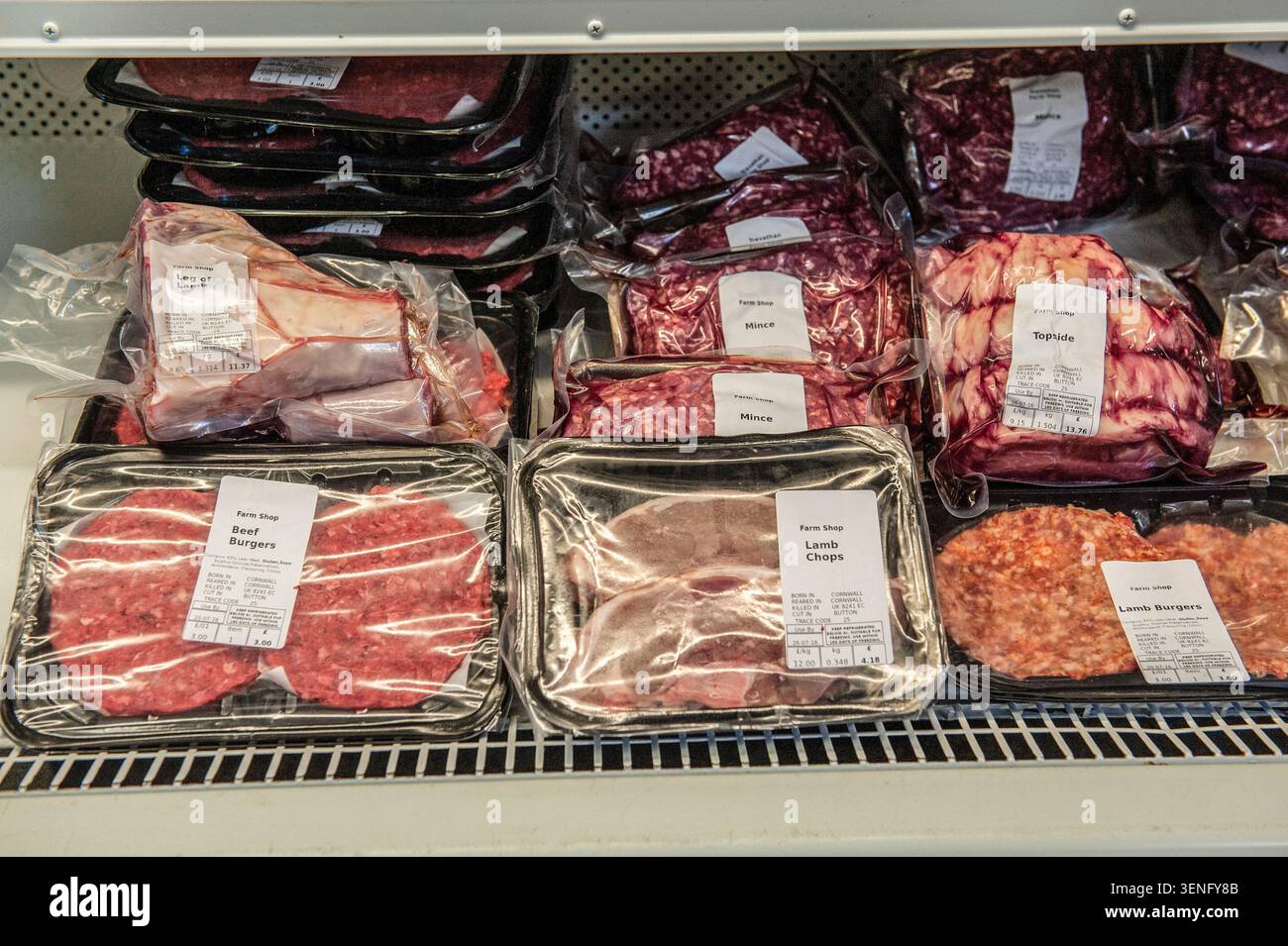 carne fresca allevata localmente in un negozio agricolo Foto Stock