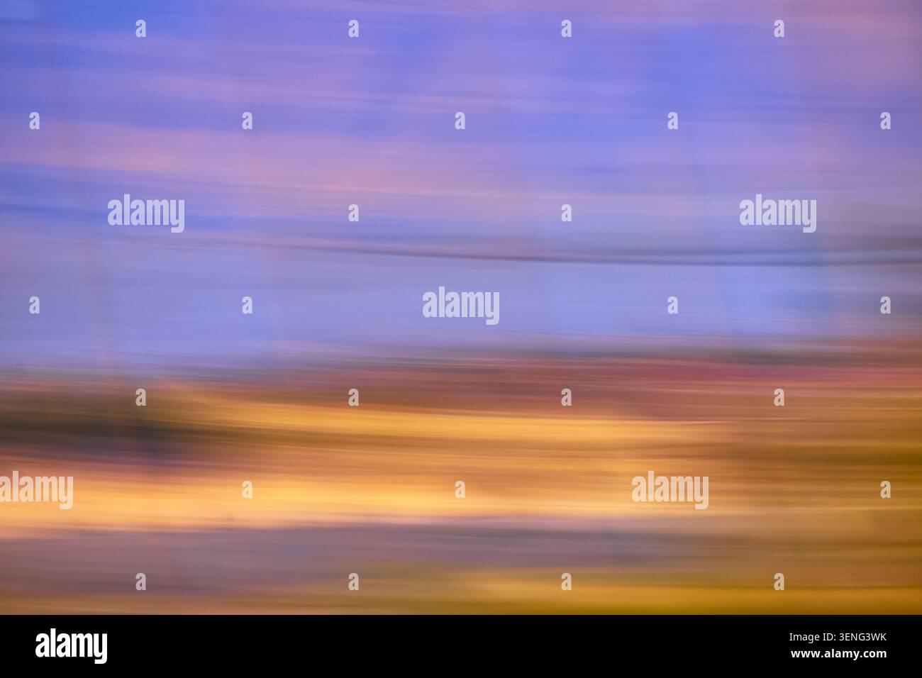 Motion Blur Abstract Landscape in Soft Purple Blue e Golden Tones Foto Stock