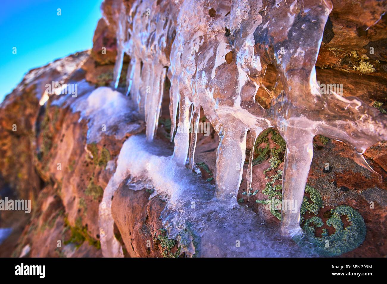 Ghiaccio ghiacciato e Red Rock dettaglio in inverno a Calico Tanks, Nevada Foto Stock