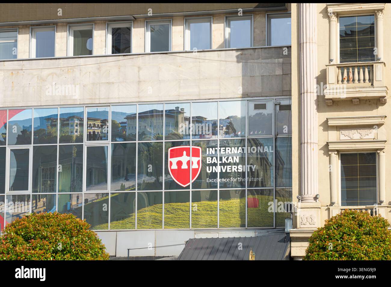 Skopje, Macedonia del Nord, 3 giugno 2026. Vista della pubblicità dell'Università balcanica internazionale nel centro della città Foto Stock