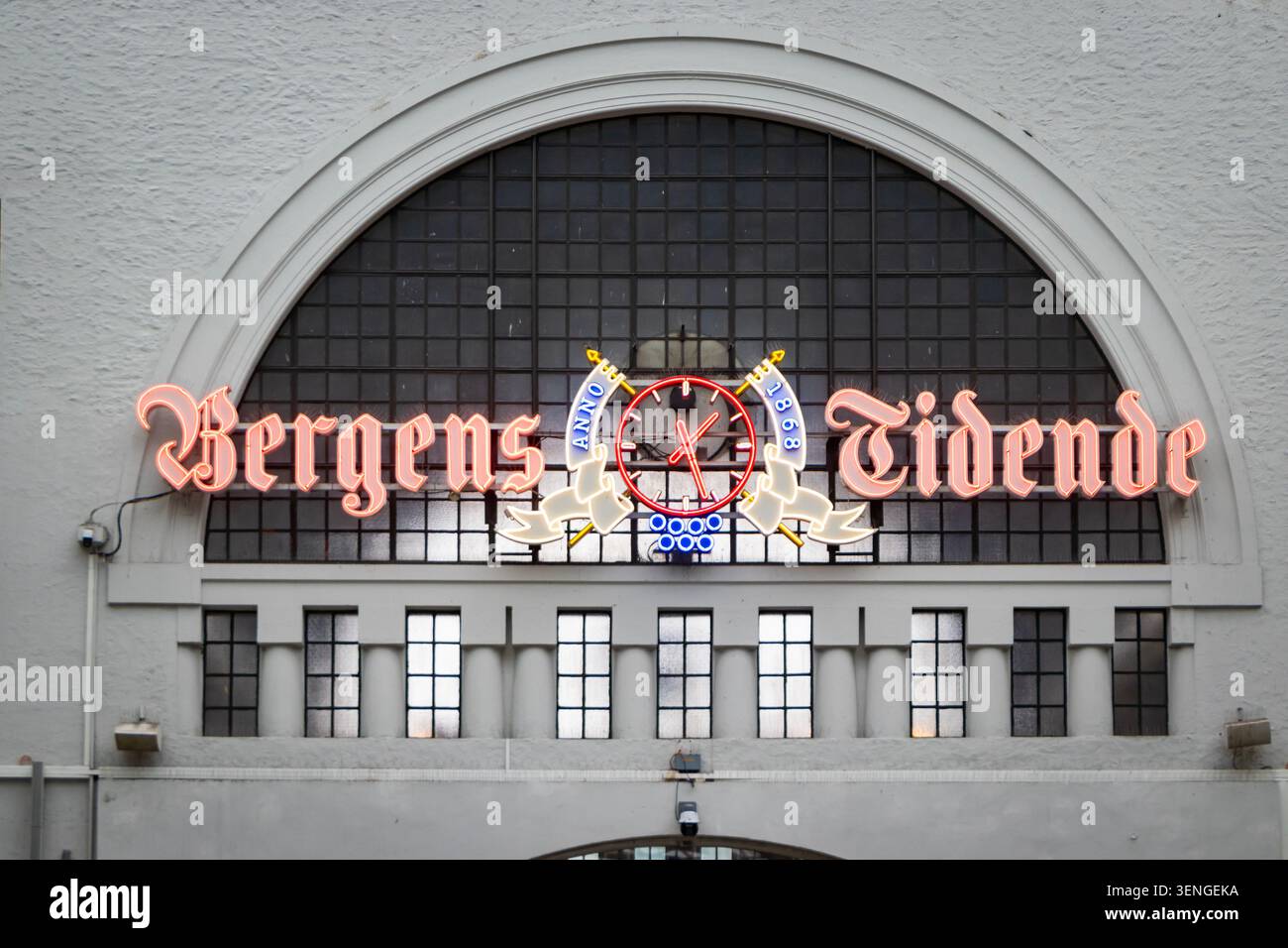 Cartello neon del giornale Bergens Tidende e messaggio di benvenuto sul muro della stazione ferroviaria di Bergen a Bergen, Norvegia Foto Stock