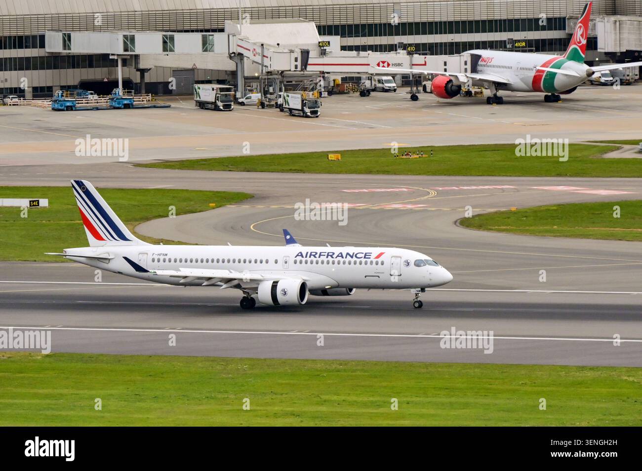 Londra, Inghilterra, Regno Unito - 10 aprile 2026: Airbus A220 jet (registrazione F-HPNM) operato da Air France atterrando all'aeroporto di Londra Heathrow Foto Stock