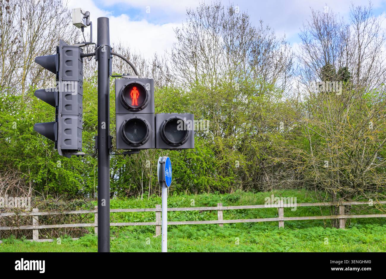 Segnale rosso di attraversamento pedonale e ciclabile in corrispondenza di un incrocio stradale, che indica lo stop e mette in evidenza la sicurezza stradale e le infrastrutture di trasporto. Foto Stock