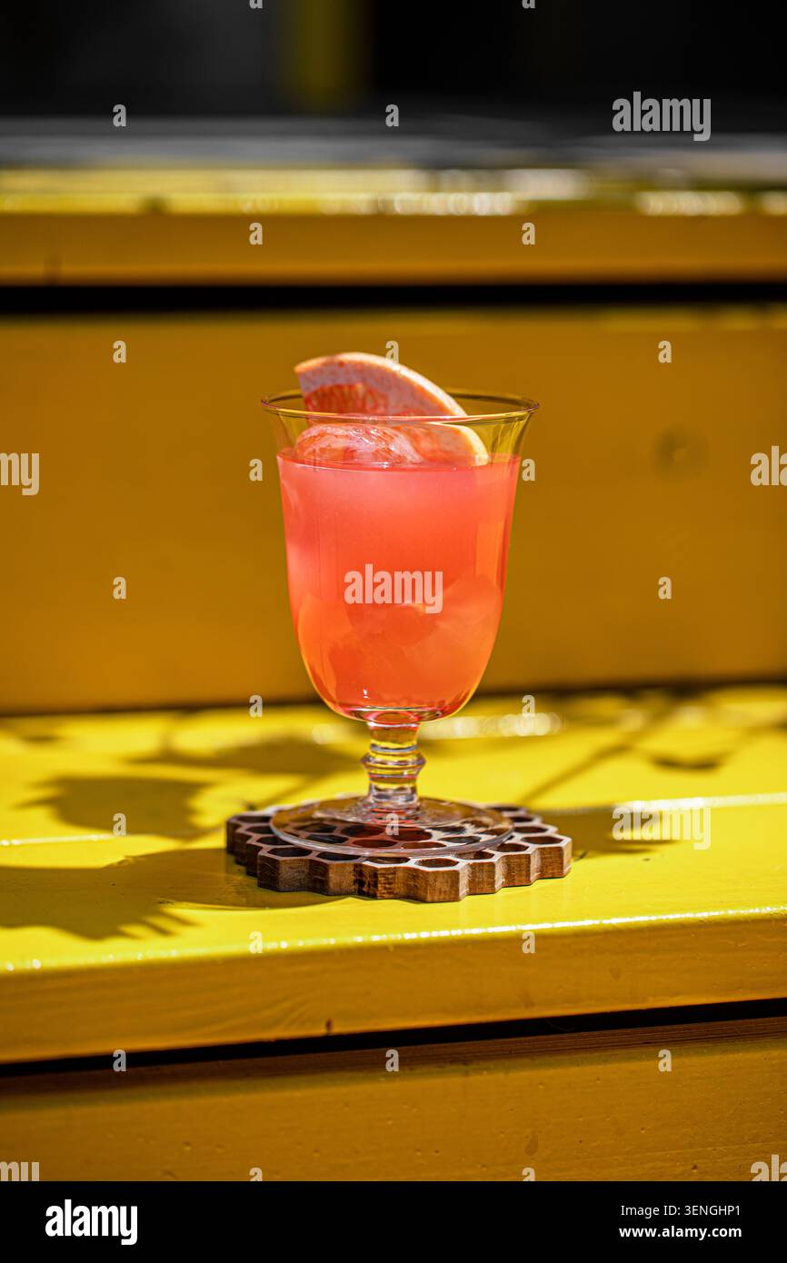 Cocktail di pompelmo su un tavolo giallo brillante Foto Stock