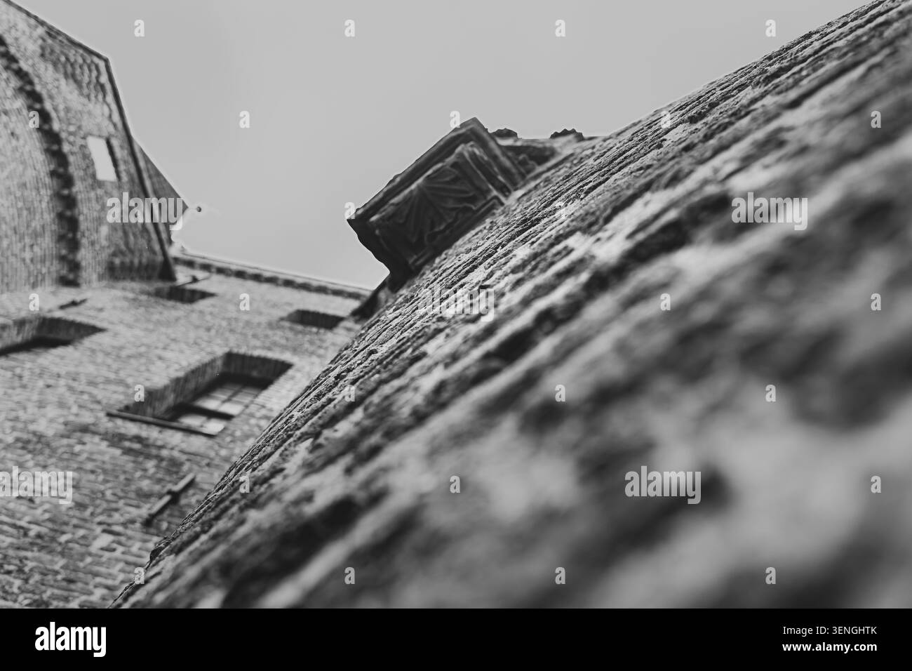 L'analisi della struttura rivela la presenza di mattoni intemprati, mettendo in evidenza la facciata antica dell'edificio e l'integrità architettonica. Foto Stock