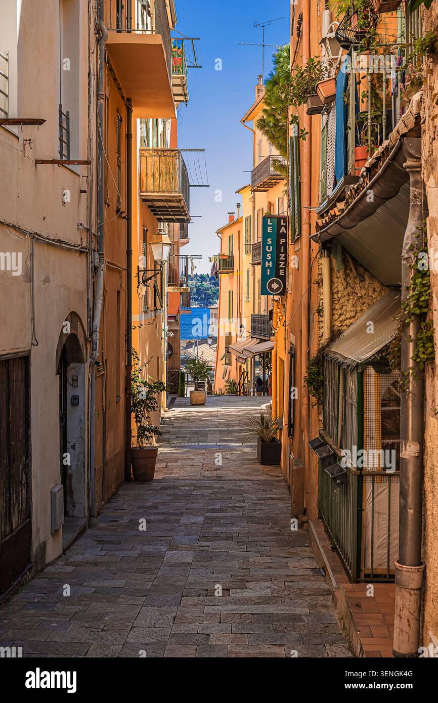 Vicoli incantevoli del villaggio di pescatori di Villefranche-sur-Mer Foto Stock