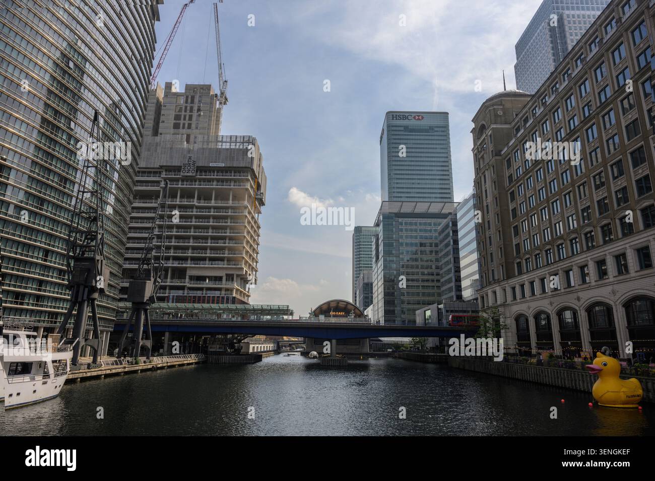 Vista sul North Dock presso Canary Wharf, con grattacieli moderni, gru a bordo della banchina e architettura sul lungomare nel quartiere finanziario di Londra. Foto Stock