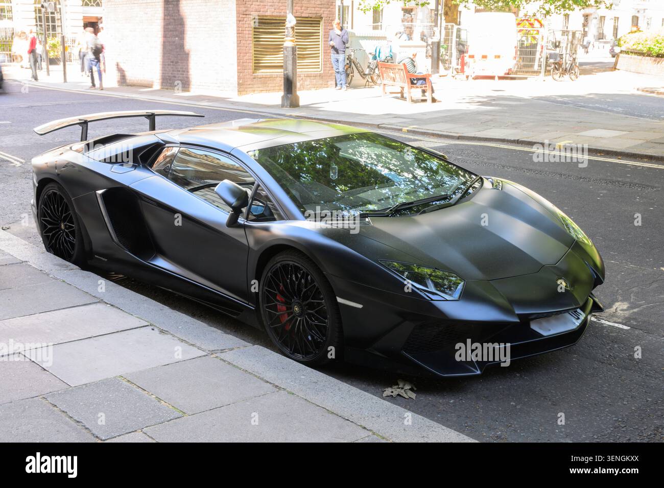 Elegante Lamborghini Aventador nero opaco parcheggiata nel centro di Londra, simboleggia ricchezza, potenza e moderno design automobilistico. Foto Stock