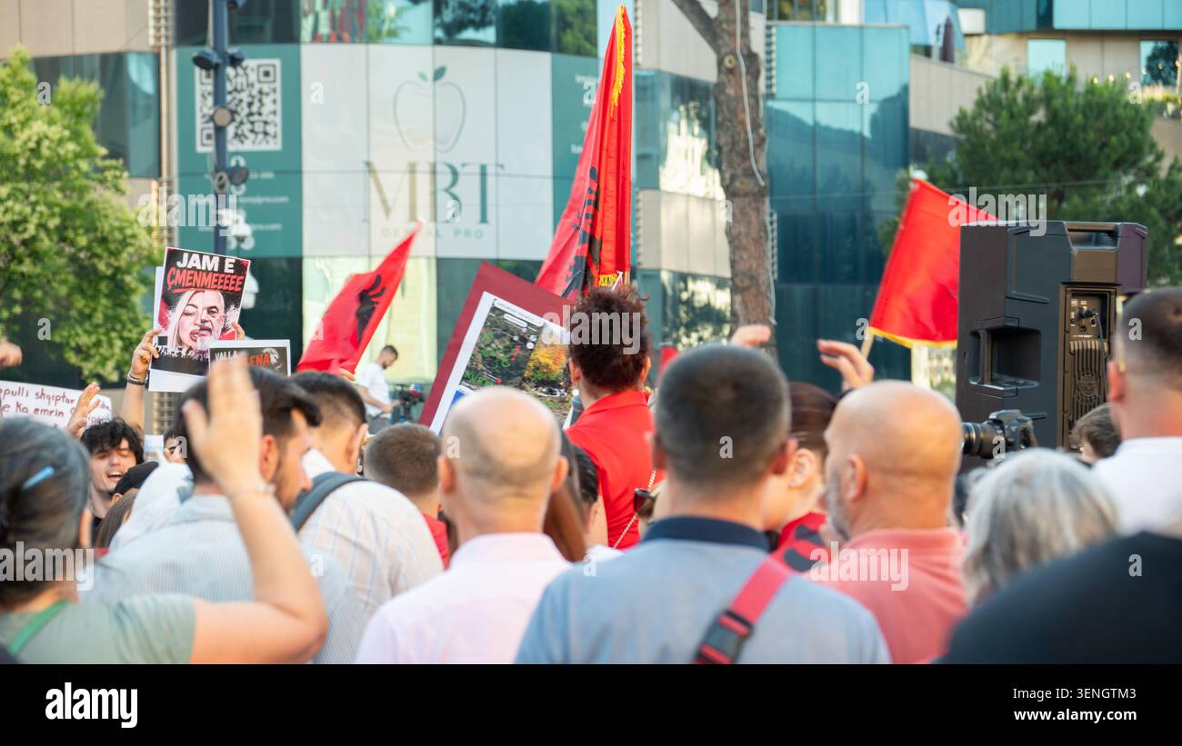 I manifestanti tengono bandiere albanesi, manifesti politici e telefoni cellulari durante una manifestazione pubblica. Foto Stock