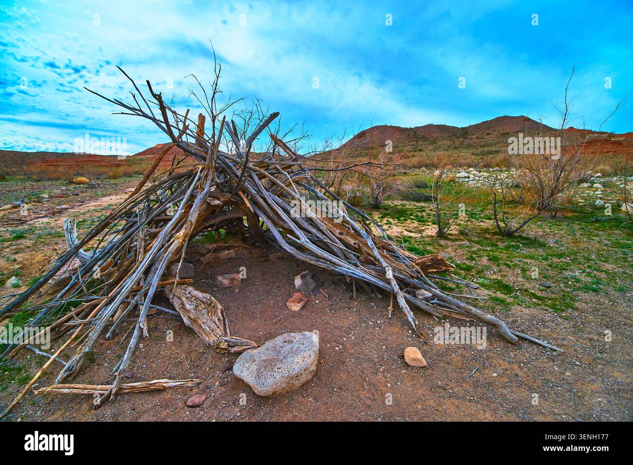 Rustica capanna del deserto di Driftwood sul Lake Mead Shoreline Trail con Distant Hills Foto Stock