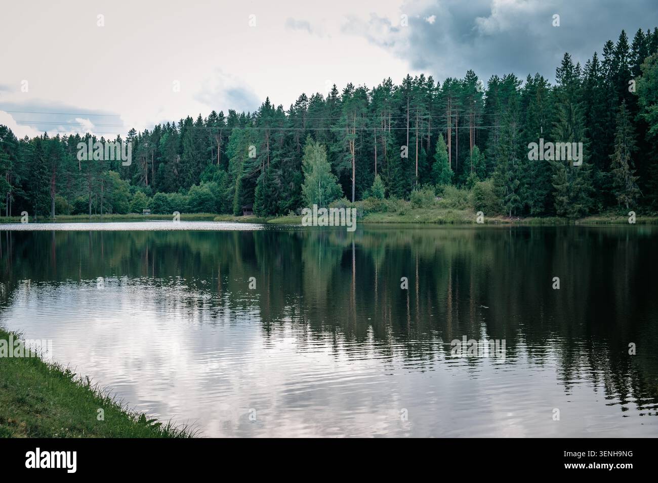 Vista del bellissimo paesaggio forestale del lago nel parco nazionale di valdai, Russia. Foto Stock