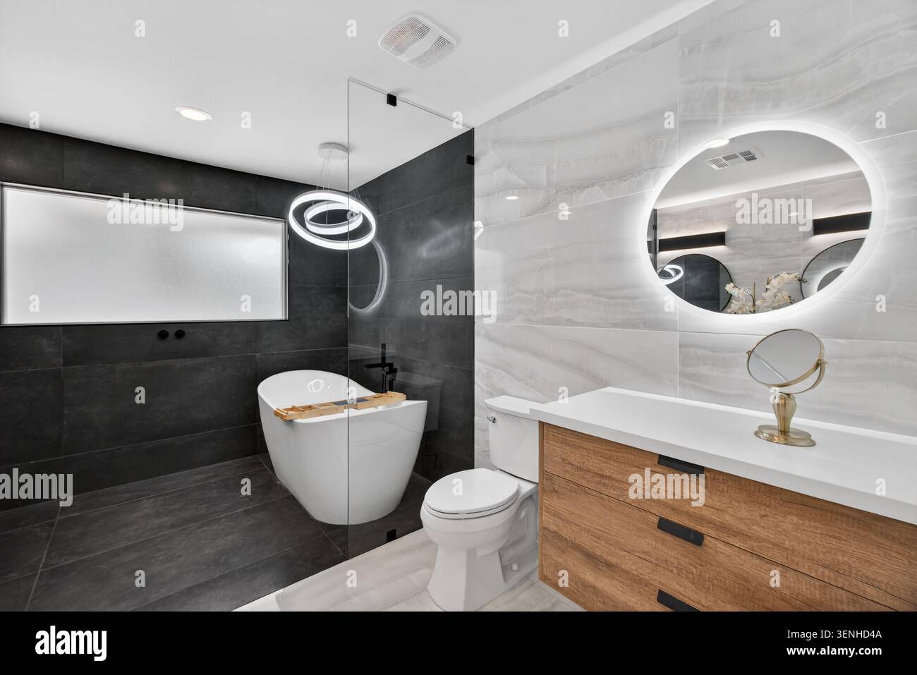 Bagno moderno con doccia in vetro e lavandino in legno Foto Stock