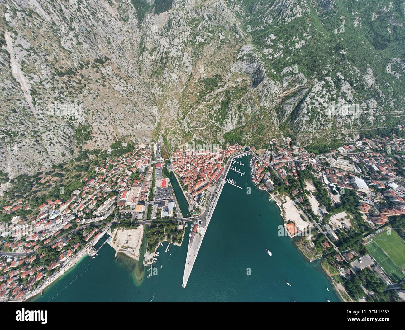 Vista aerea della città vecchia di Cattaro e della baia circondata dalle montagne Foto Stock
