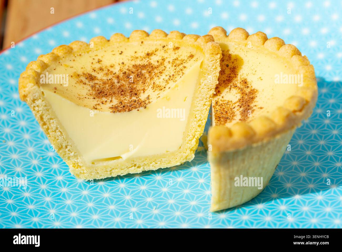 Una crostata alla crema pasticcera, una pasticceria al forno con un guscio a crosta corta ripieno di crema pasticcera Foto Stock