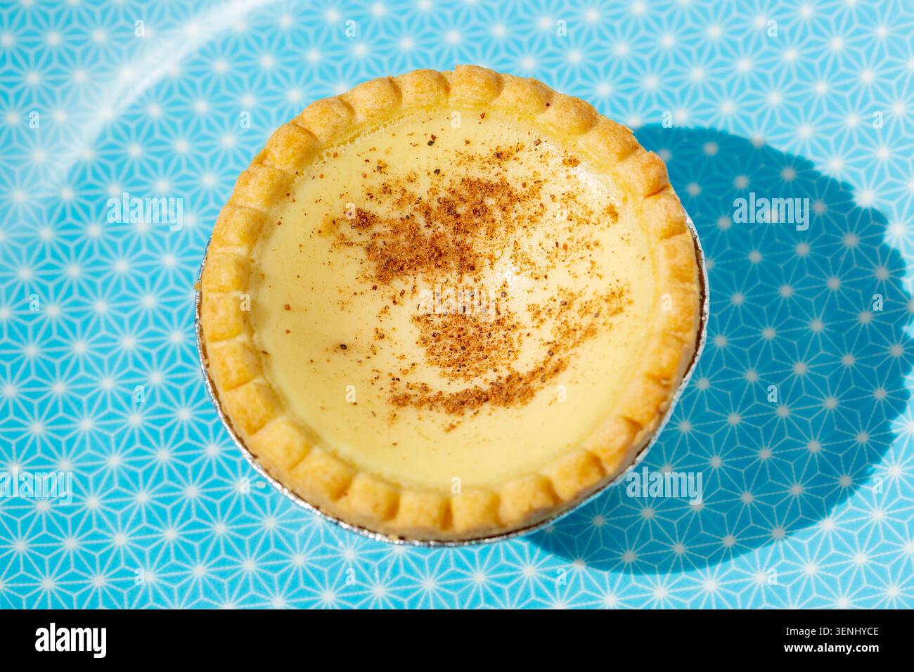 Una crostata alla crema pasticcera, una pasticceria al forno con un guscio a crosta corta ripieno di crema pasticcera Foto Stock