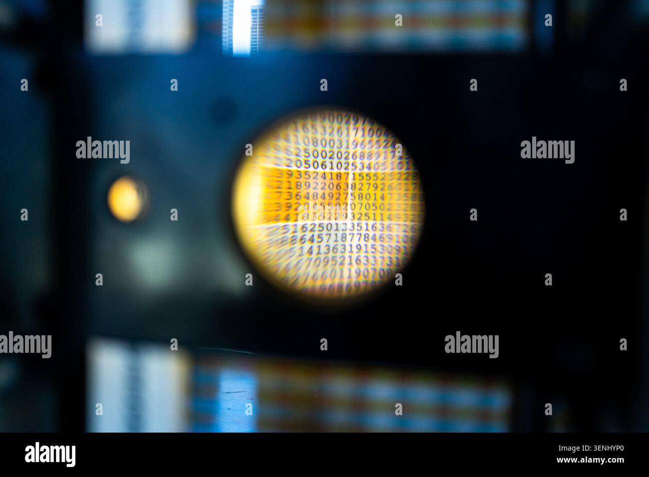 Numeri sotto una lente di ingrandimento, cifre di pi, concetto matematico, numero ingrandito, conteggio, calcolo o concetti di calcolo Foto Stock