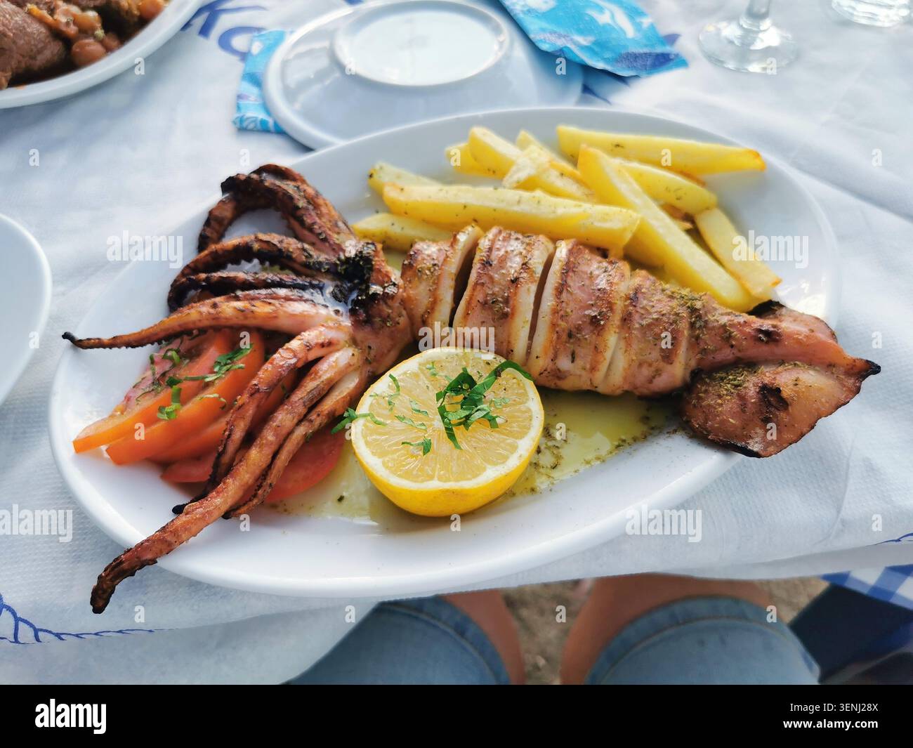 Autentica cucina greca con calamari freschi del Mediterraneo. Foto di scorta della cucina greca di alta qualità per blog culinari. - Immagine stock catturata con smartphone