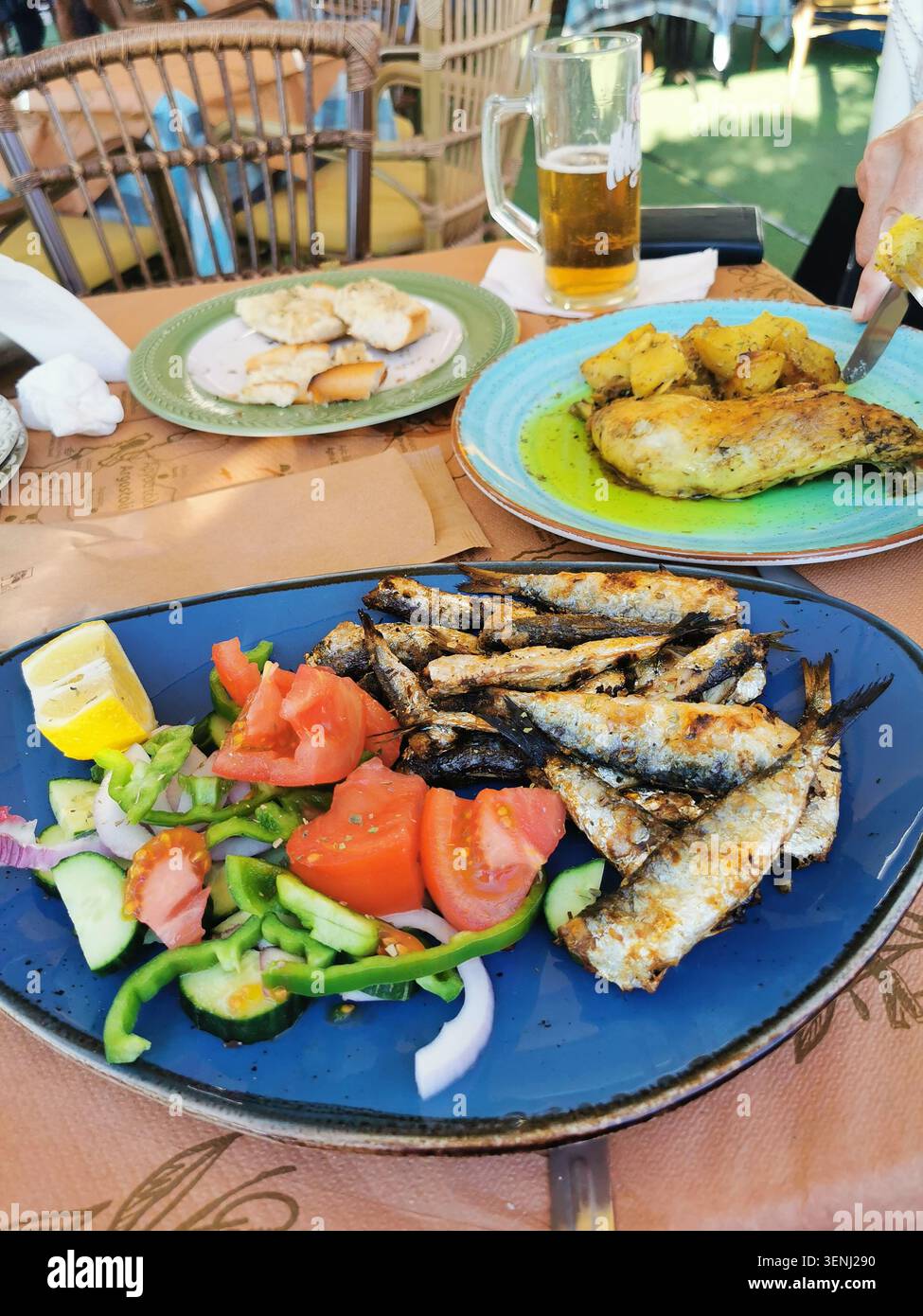Autentica cucina greca con sardine mediterranee fresche. Foto di scorta della cucina greca di alta qualità per blog culinari Foto Stock