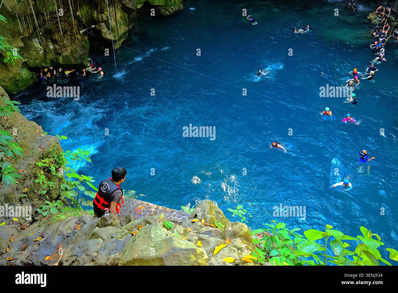 Salto sulla scogliera sulla Laguna della Grotta Azzurra (Puente de Dios, San Luis Potosi, Messico - 15 maggio 2026) Foto Stock