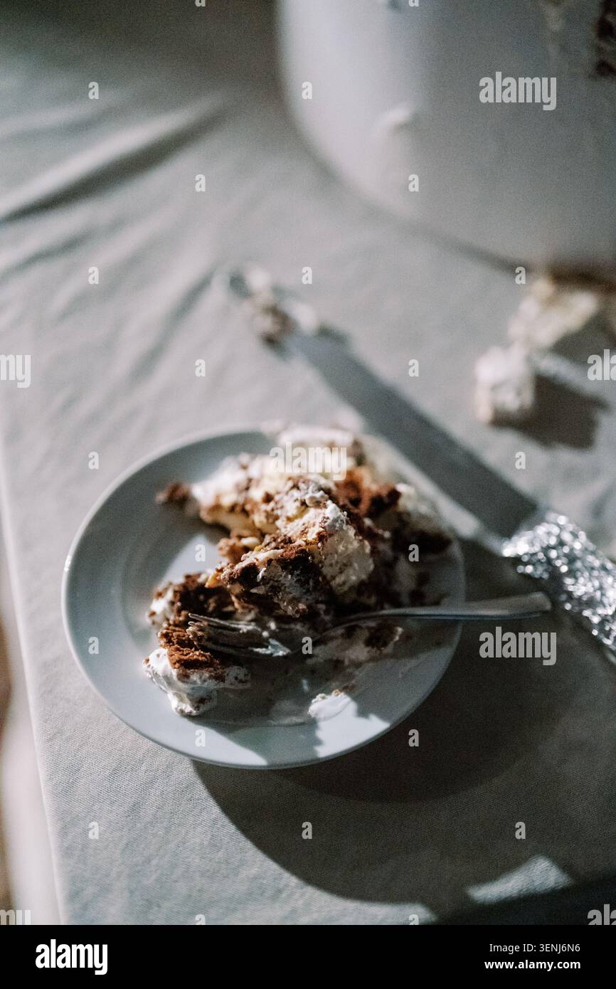 Fetta di torta nuziale su piatto bianco con forchetta Foto Stock
