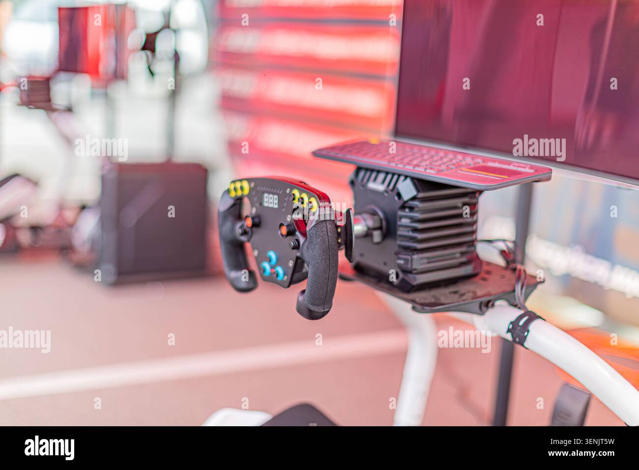 Configurazione del simulatore di guida di fascia alta con un sofisticato complessivo volante e pedale dell'acceleratore montato su una base regolabile che mostra ergonomia, d Foto Stock