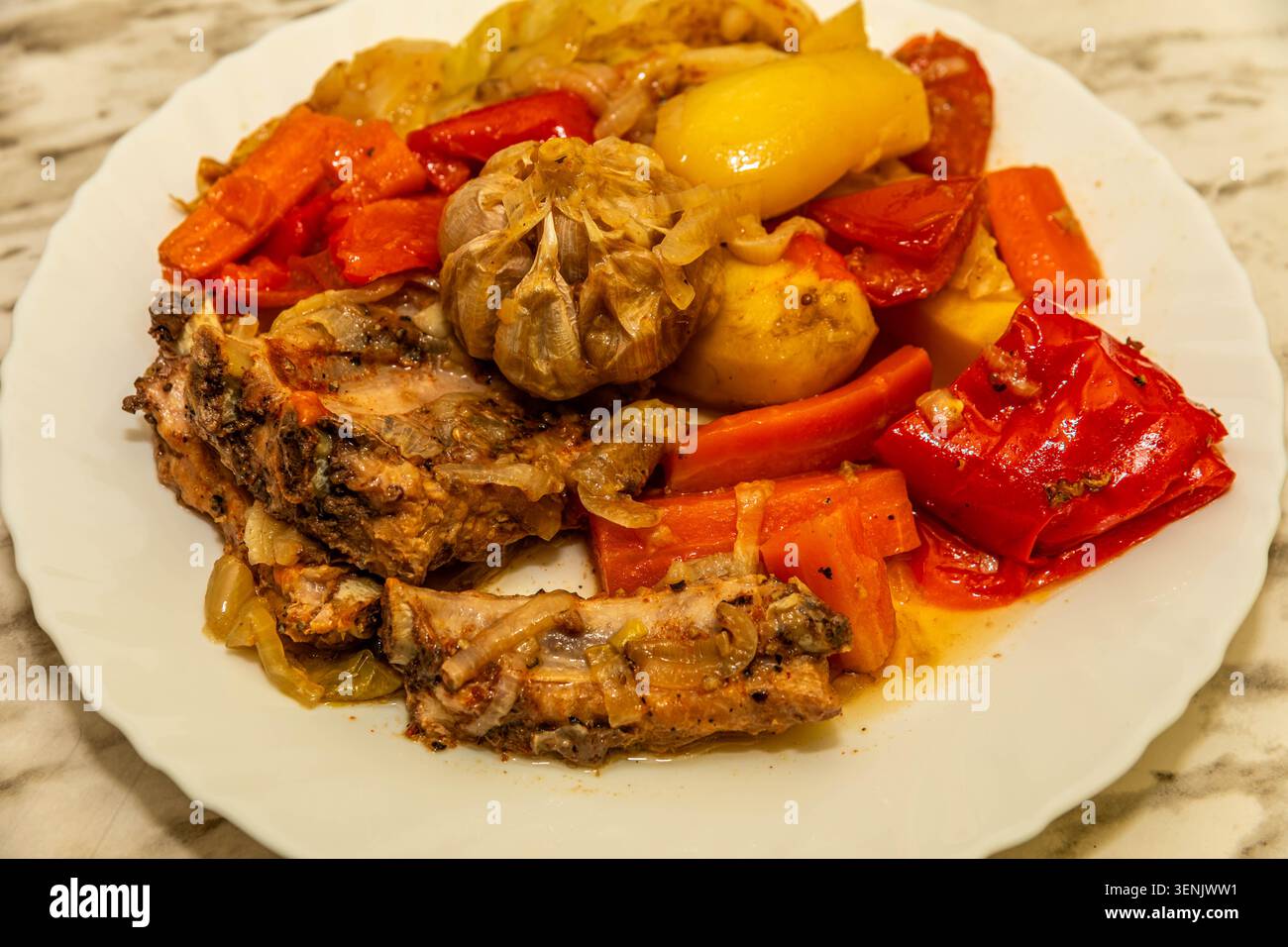 basma uzbeko tradizionale servito con teneri costolette di maiale, patate, carote, peperoni e aglio, cotto a fuoco lento fino a diventare ricco e saporito. Foto Stock