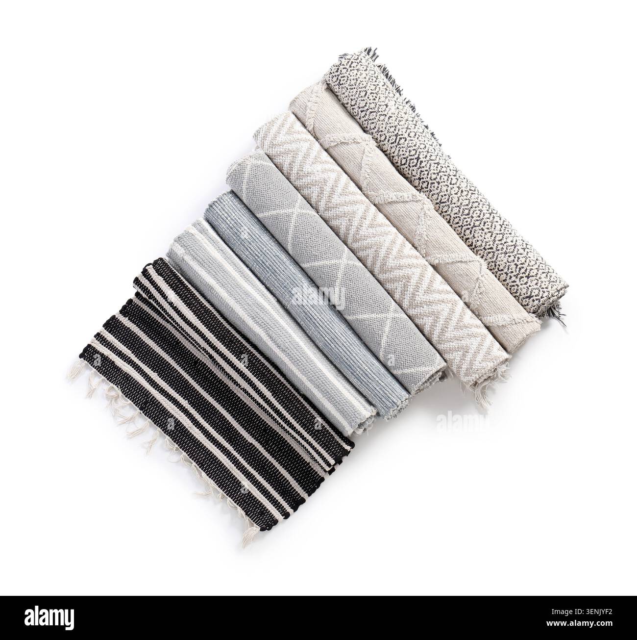 Assortimento arrotolato di tappeti per aree intrecciate con vari motivi e texture per l'arredamento della casa e il design degli interni Foto Stock