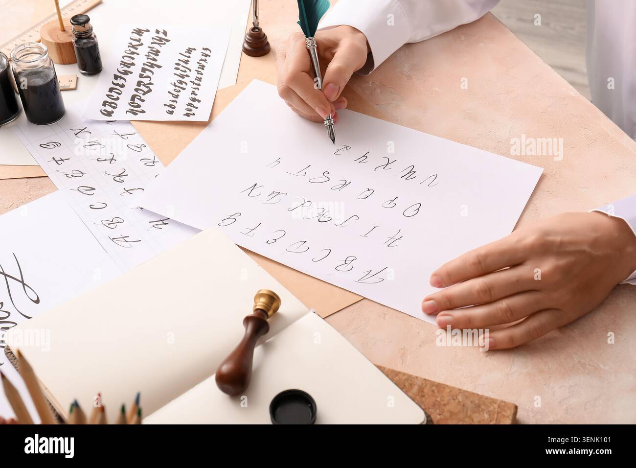 Pratica calligrafica con penna e inchiostro di piume, imparando eleganti abilità di scrittura e scrittura artistica Foto Stock