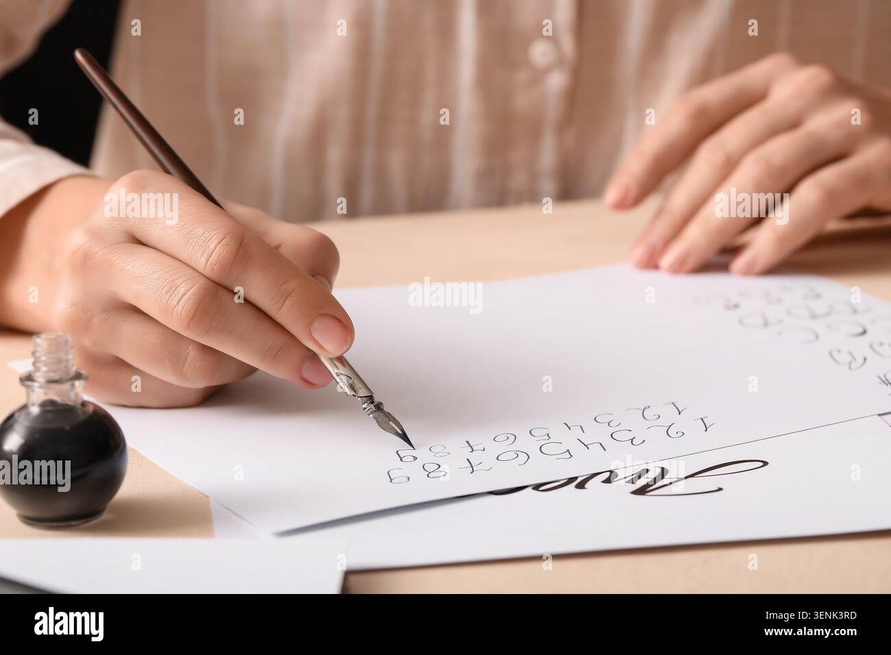 Pratica calligrafica con penna e inchiostro, apprendimento di lettere creative e abilità di scrittura, sviluppo artistico Foto Stock