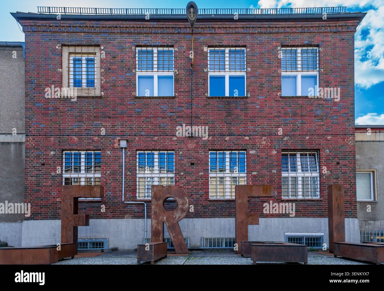 Le lettere "FREI" della scultura "FREIHEIT" di Hüseyin Arda si trovano di fronte all'ex edificio della prigione della Stasi presso il Memoriale di Berlino-Hohenschönhausen Foto Stock