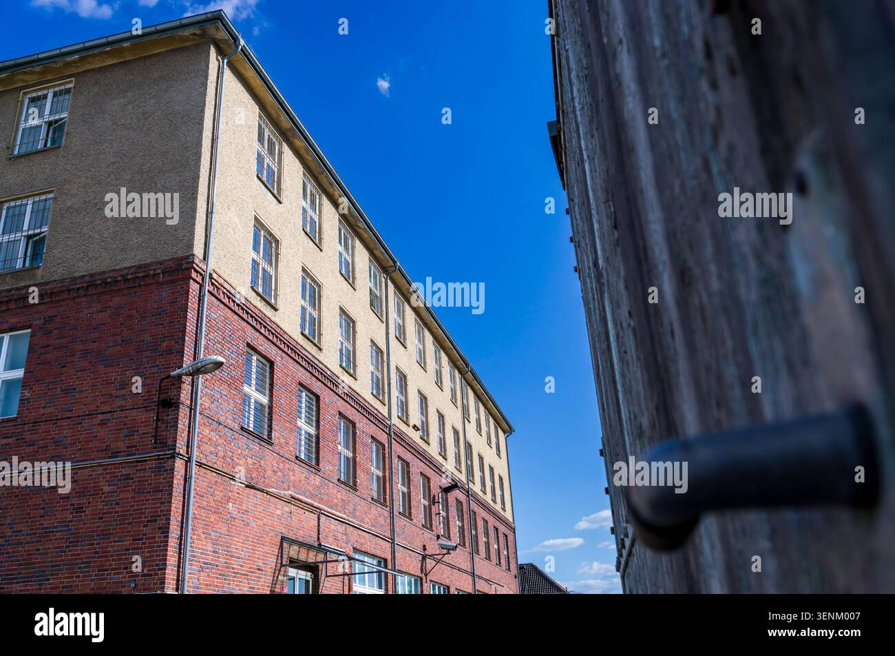 Vista da una porta aperta verso l'ex edificio della prigione della Stasi all'interno del Memoriale di Berlino-Hohenschönhausen, Gedenkstätte Hohenschönhausen, Germania. Foto Stock