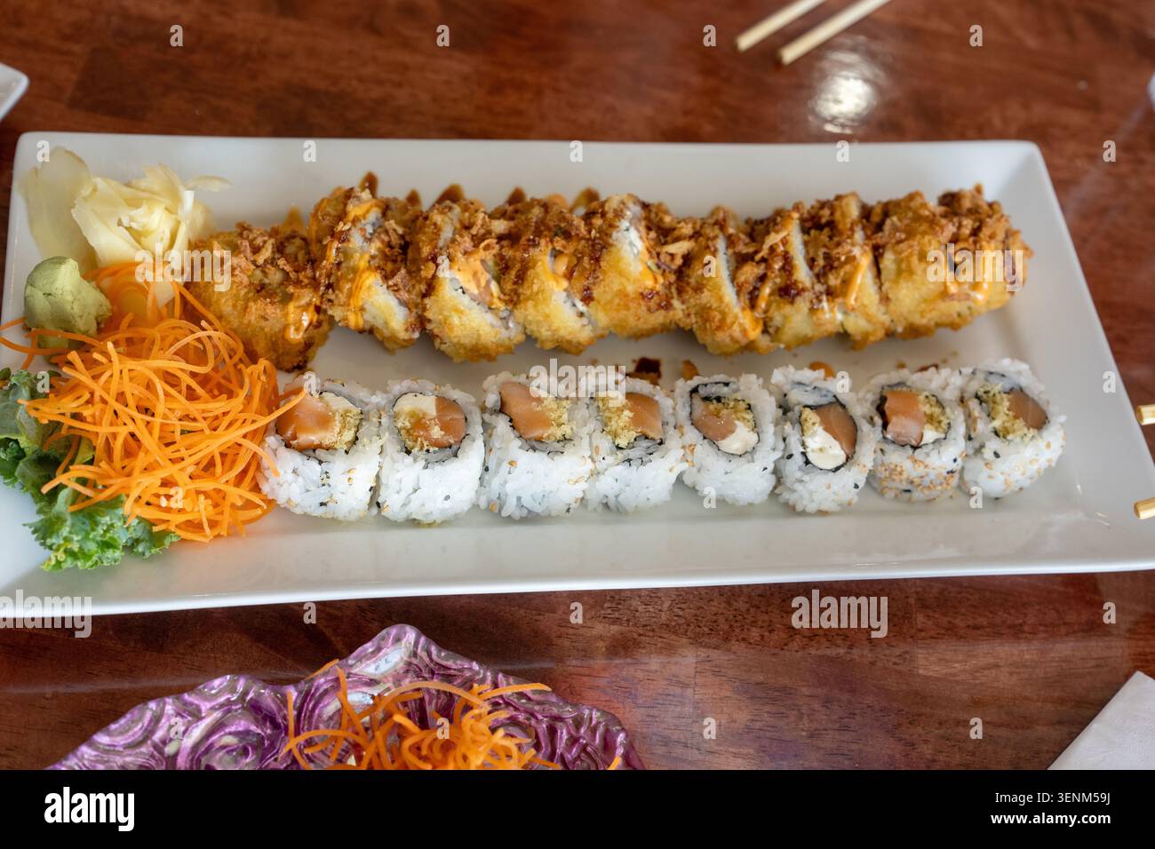 Un piatto di sushi assortito ad angolo alto orizzontale, che presenta una combinazione diversificata di involtini di tempura fritti in profondità e la classica crosta di sesamo sa Foto Stock