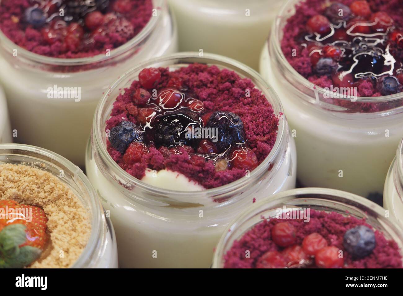 Dessert Magnolia con bacche miste e biscotti tritati in vasetti di vetro. budino turco Foto Stock
