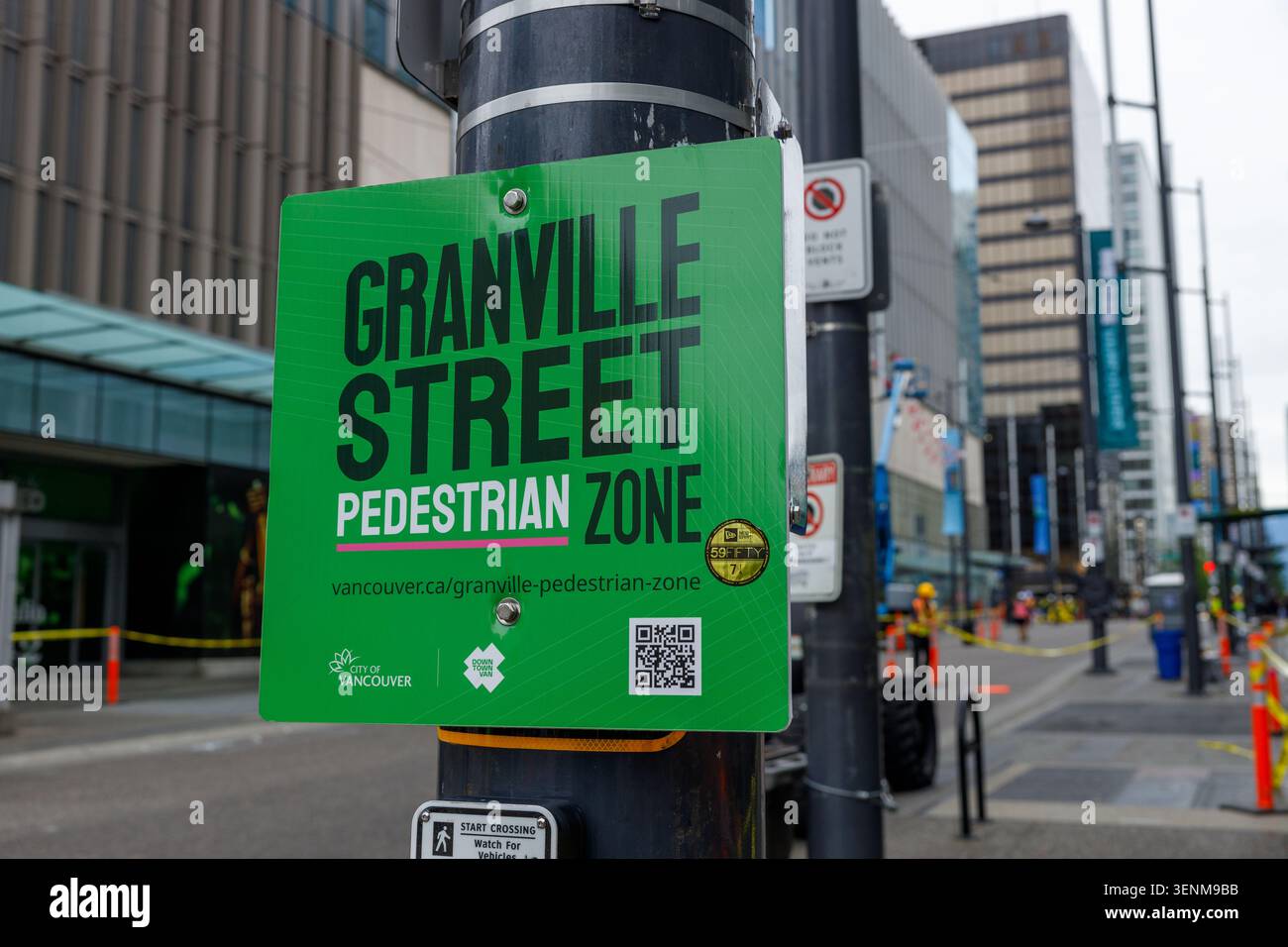 Vancouver, Canada - 8 giugno 2026: Un cartello verde della zona pedonale di Granville Street con i loghi della città e un codice QR è montato su un palo nero sul bordo Foto Stock
