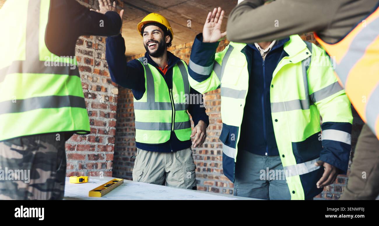 Ingegnere, team e cinque in cantiere con progetto, celebrazione e discussione per la progettazione di edifici. Architetto, uomini e planimetria con Foto Stock