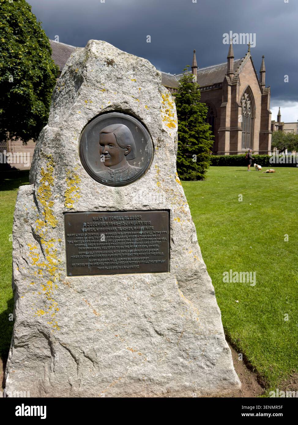 Monumento a Mary Mitchell Slessor alla torre di St Mary e al complesso della chiesa a Dundee, Scozia, Regno Unito. Foto Stock