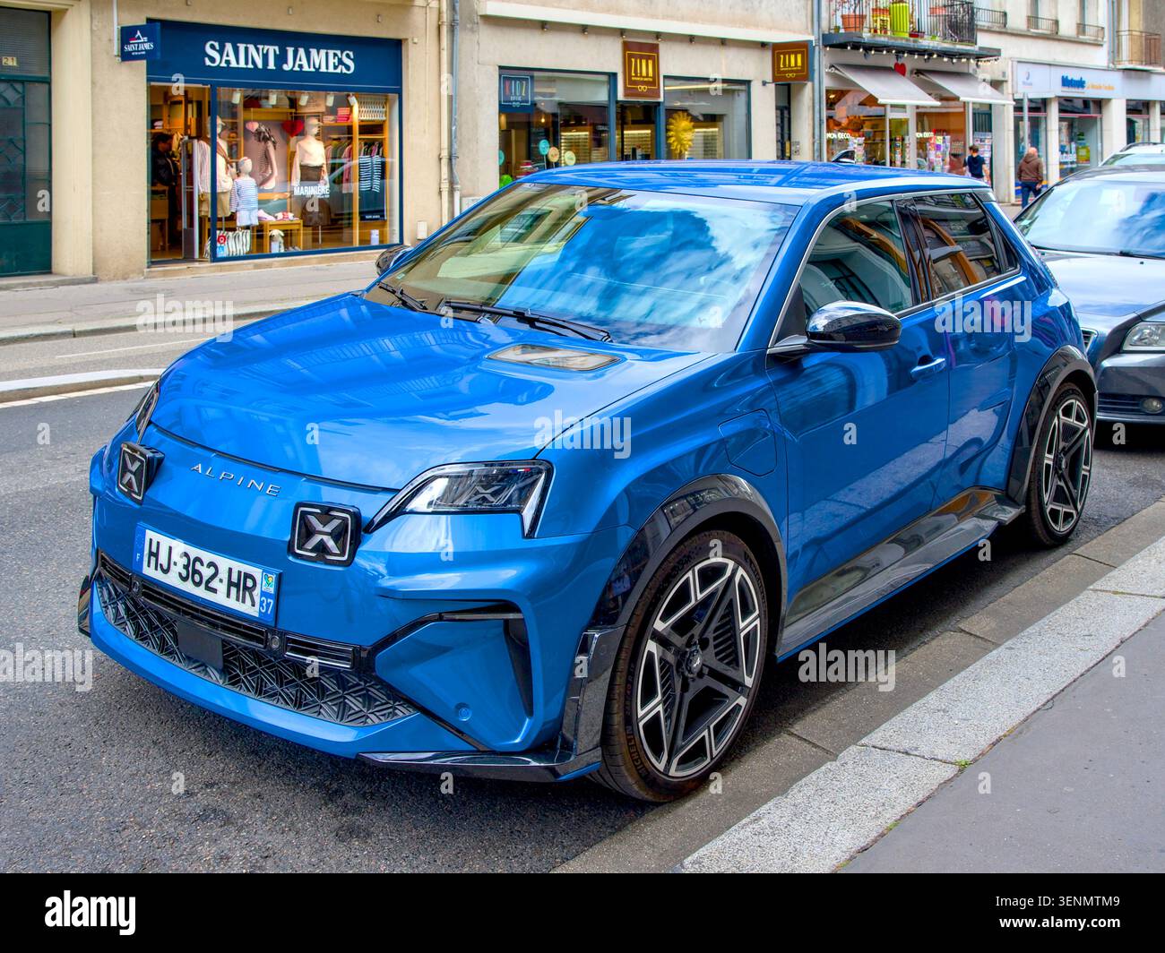 Francese Alpine A290 GT 100% elettrica sport mini-car in blu metallizzato - Tours, Indre-et-Loire (37), Francia. Foto Stock