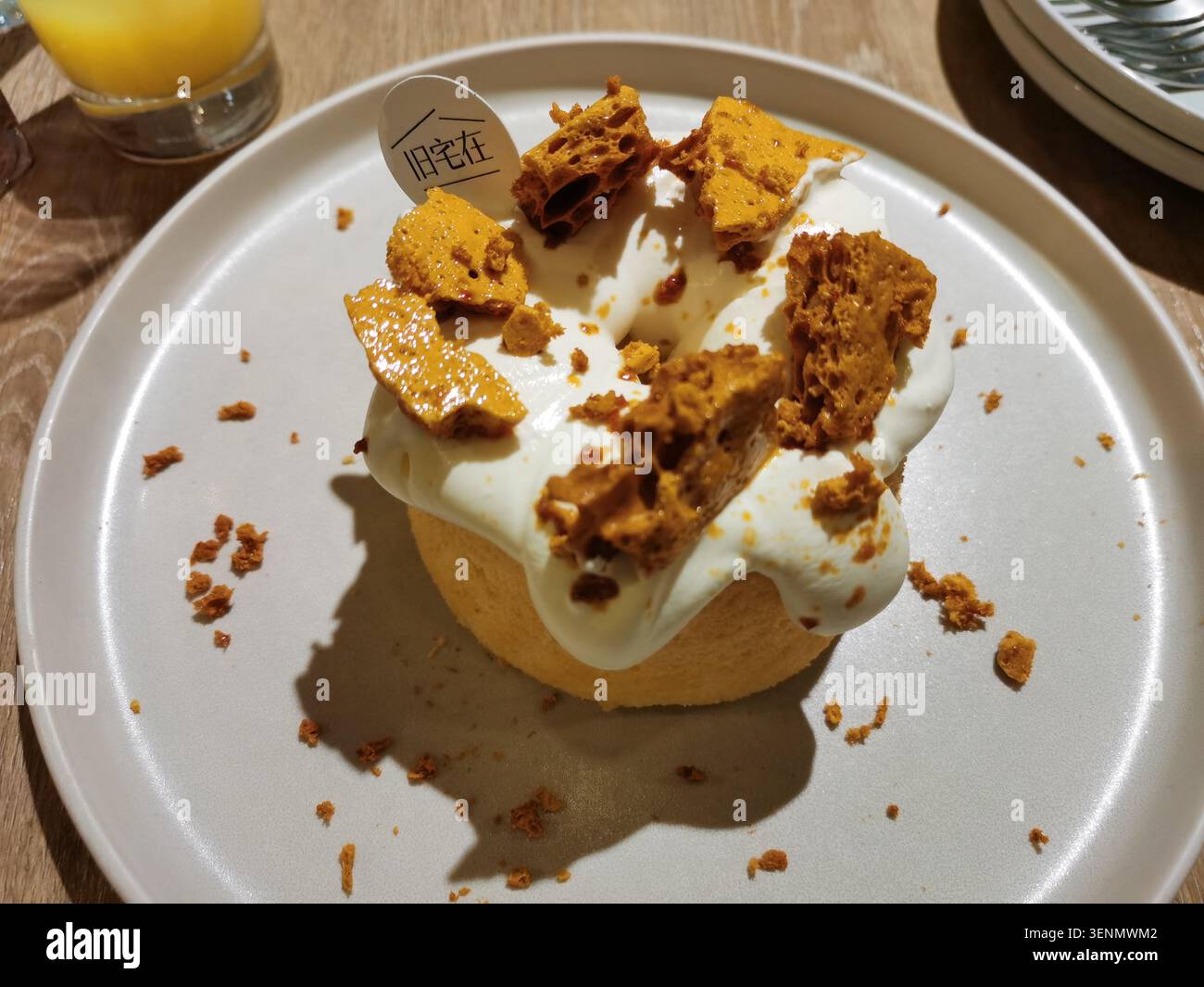 Torta in chiffon con panna e pettine al miele - Immagine stock catturata con smartphone