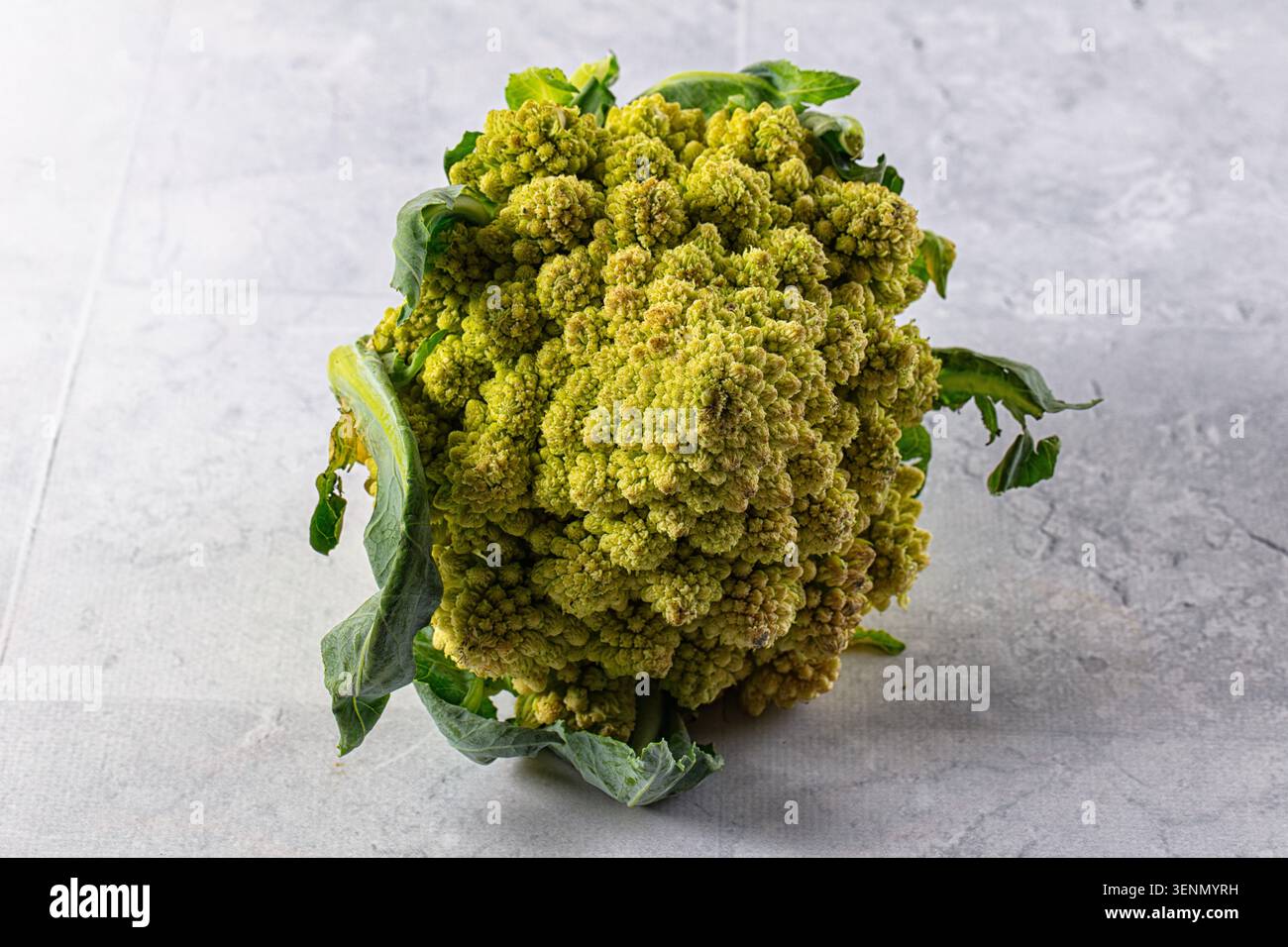 Verde crudo gustoso cavolo romanesco per cucinare Foto Stock
