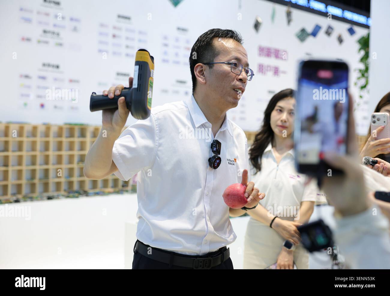 (260612) -- PECHINO, 12 giugno 2026 (Xinhua) -- li Xujin, fondatore di Yulitech, presenta un analizzatore di qualità dei frutti non distruttivo portatile presso la società Yulitech nel distretto di Fengtai, Pechino, capitale della Cina, l'11 giugno 2026. In quanto componente vitale del Centro internazionale per la scienza e l'innovazione tecnologica di Pechino (Beijing-Tianjin-Hebei), negli ultimi anni Pechino ha promosso la commercializzazione dei risultati scientifici e della ricerca. Il distretto di Fengtai di Pechino sta sviluppando nuove forze produttive di qualità. Molte aziende tecnologiche del distretto si sforzano di trasformare i prototipi Foto Stock