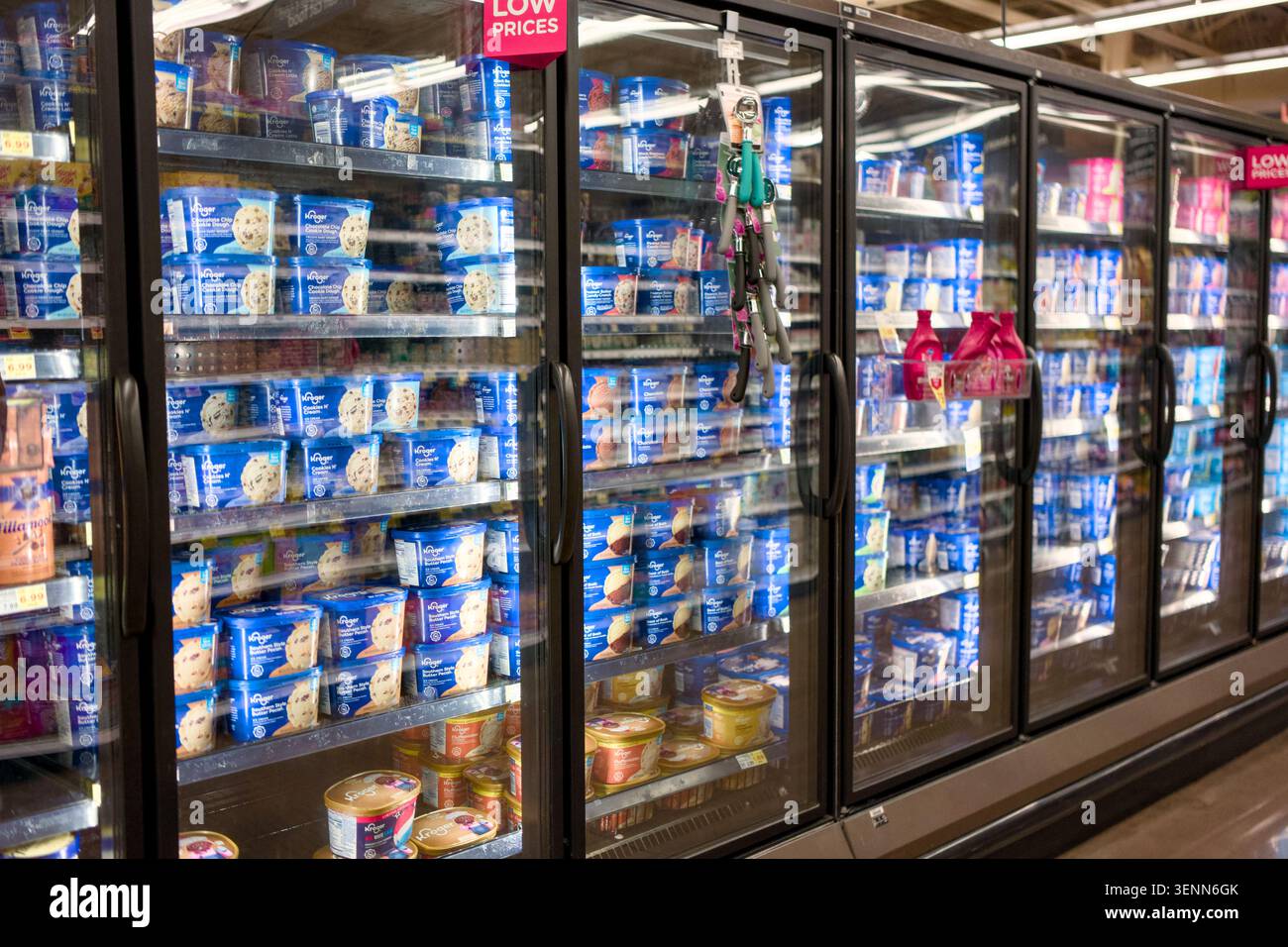 Lexington Kentucky USA 17 marzo 2026 sezione gelateria nel negozio di alimentari Foto Stock