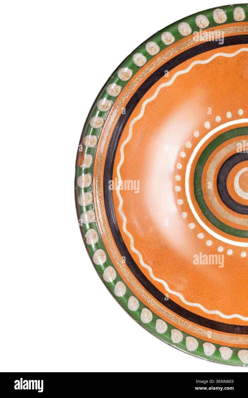 Parte di piastra in ceramica marrone artigianale isolata su primo piano su sfondo bianco Foto Stock