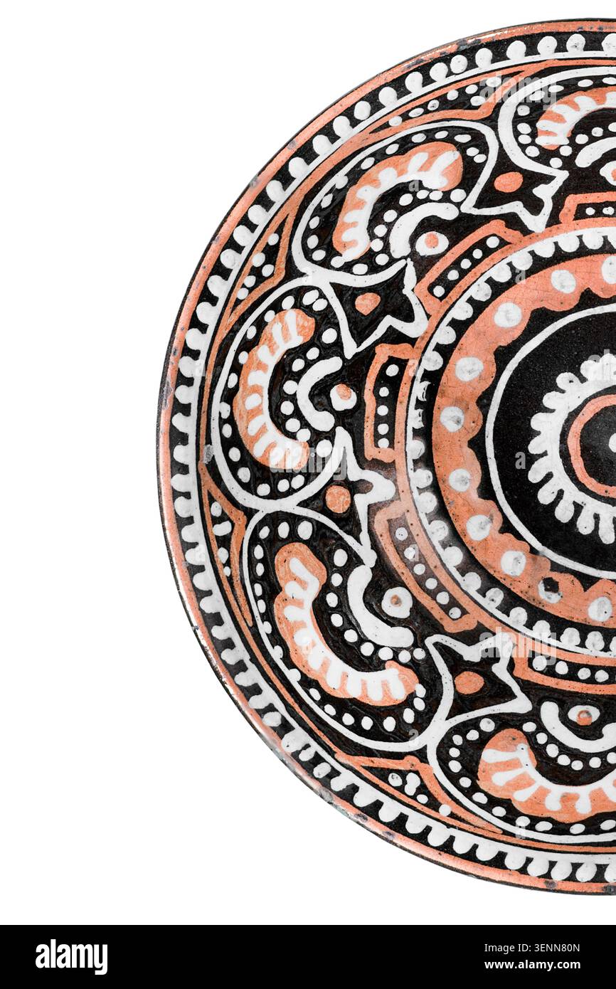 Parte di piatto vuoto dipinto in ceramica marrone artigianale isolato su primo piano su sfondo bianco Foto Stock