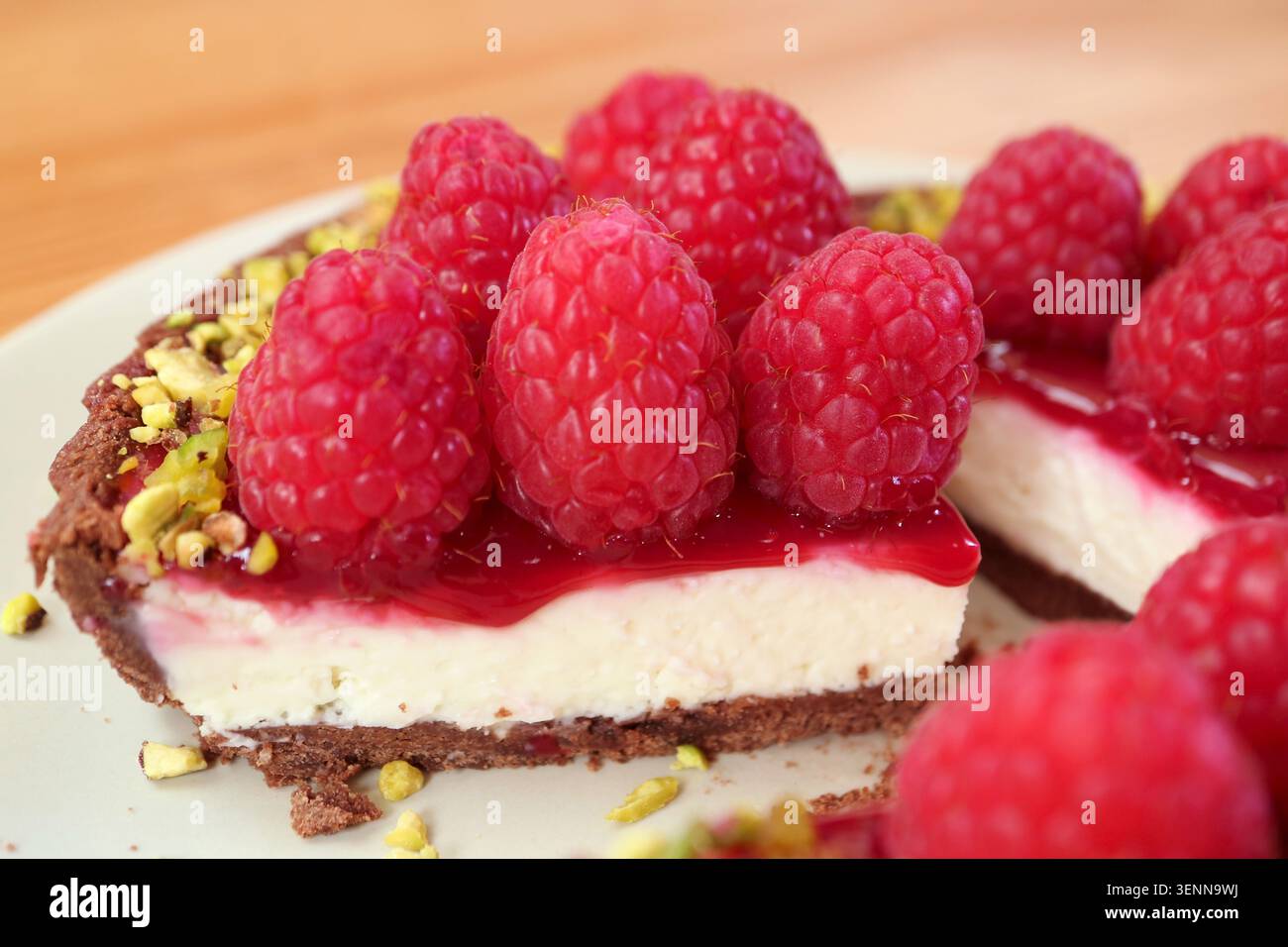 Macinato di crostata di lamponi con strato di formaggio cremoso e crosta di cioccolato Foto Stock